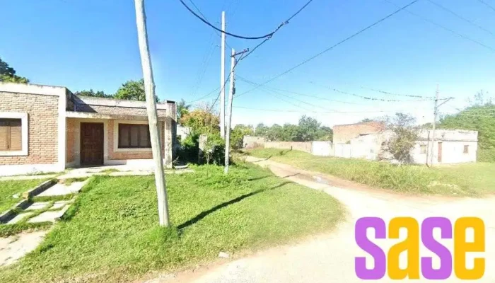 Colegio Secundario En Esquina - Beron De Astrada Y